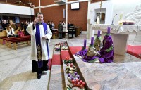 Škropljenje adventskih vijenaca župljana uoči došašća
